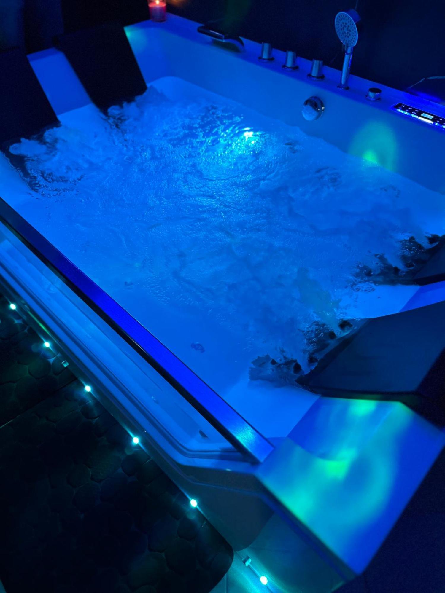 Deluxe Suite Spa Bath
